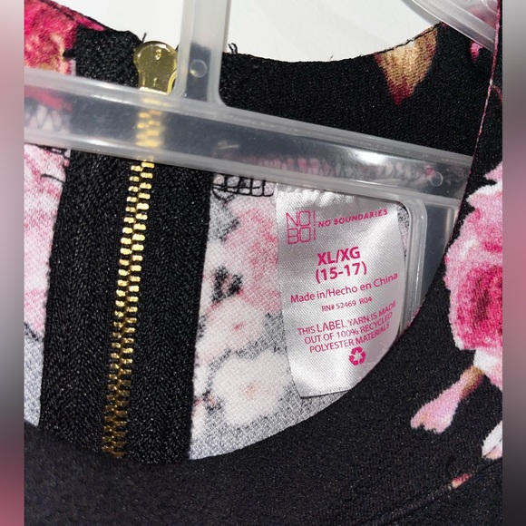 Sleeveless skater dress with cute “keyhole” back - Picture 2 of 3